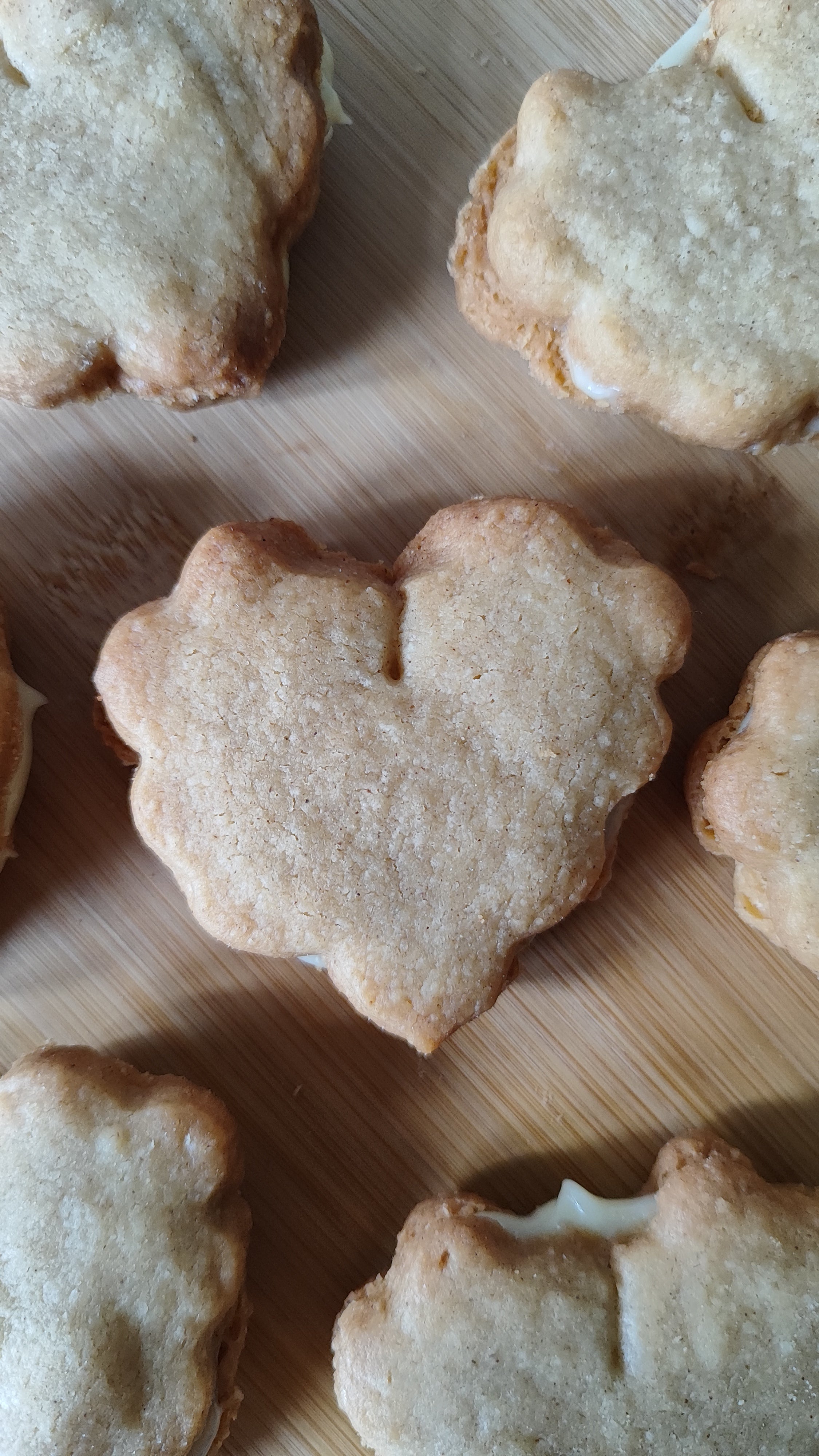 A box of 12 elegant handmade shortbread sandwich cookies with rotating monthly flavours. Refined, buttery, and gift-ready.